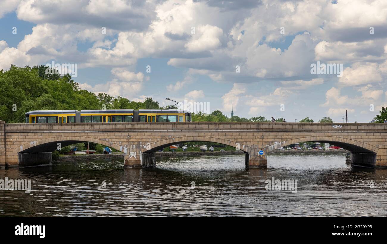 Il ponte 'Pitkäsilta' (Ponte lungo) collega i distretti di Kruunhaka e Kallio a Helsinki. Foto Stock