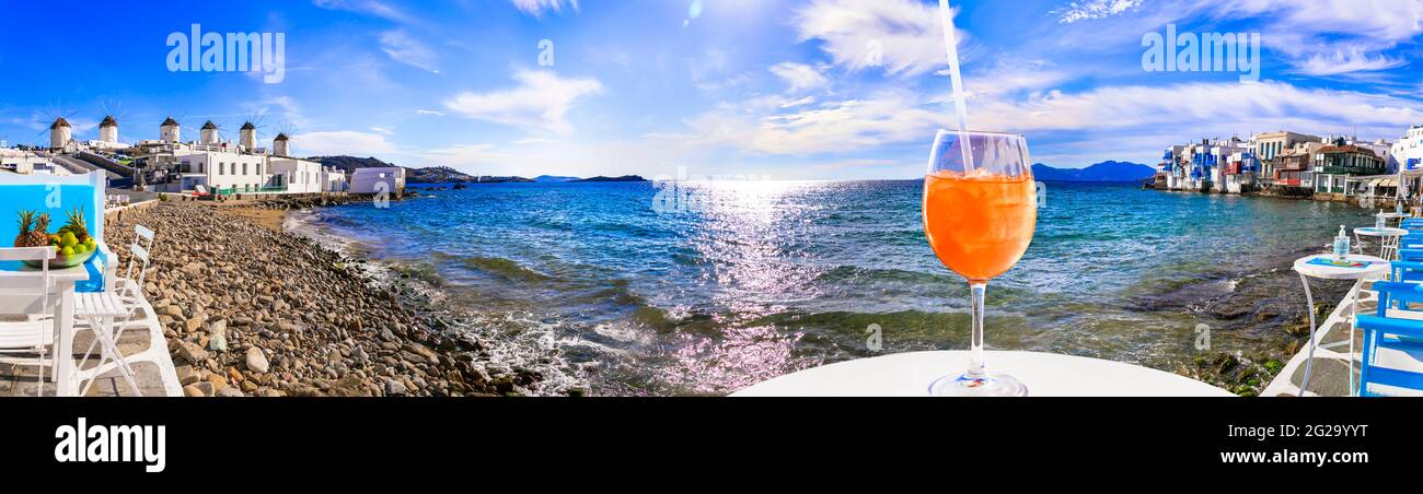 Vacanze estive di lusso in Grecia, isola di Mykonos. 'Piccola Venezia' popolare luogo vicino al mare con bar. Aperitivo con cocktail e vista mozzafiato. Foto Stock
