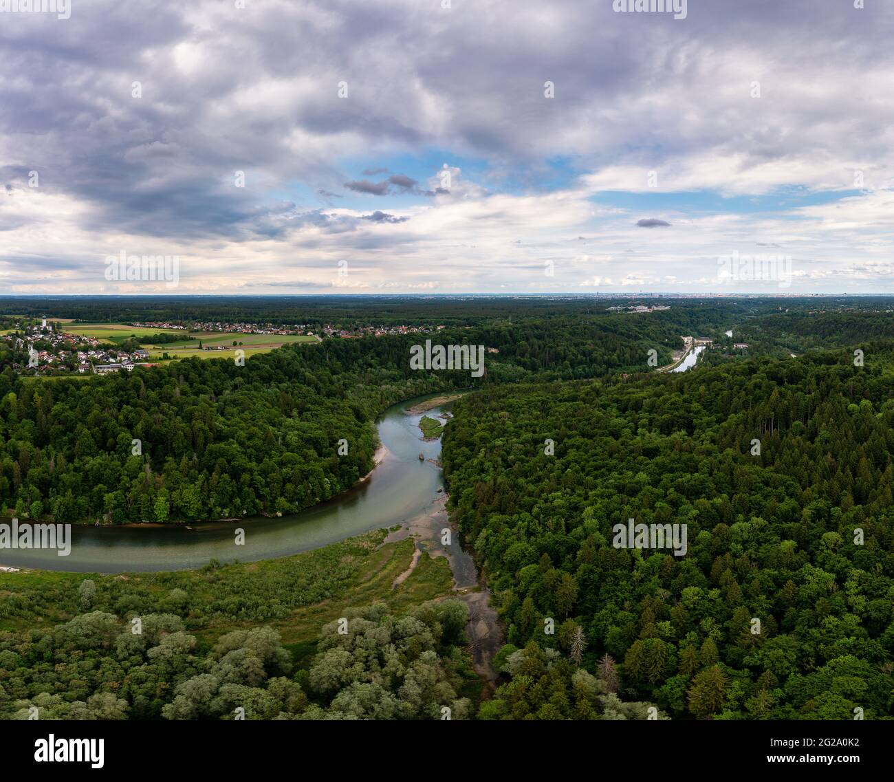 Fiume curvo circondato da vivaci tee verdi, natura verdeggiante, un concetto per ambiente fresco e puro in un luogo idilliaco catturato da un drone. Foto Stock