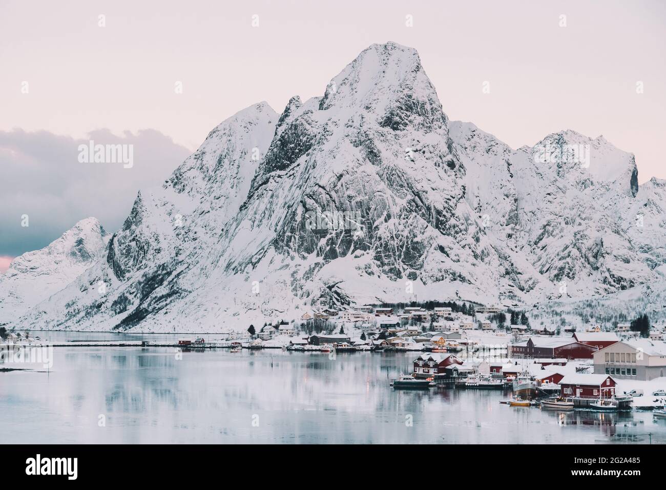 Da sopra case della città vicino collina alta sulla costa del lago in inverno in Arctic Island Foto Stock