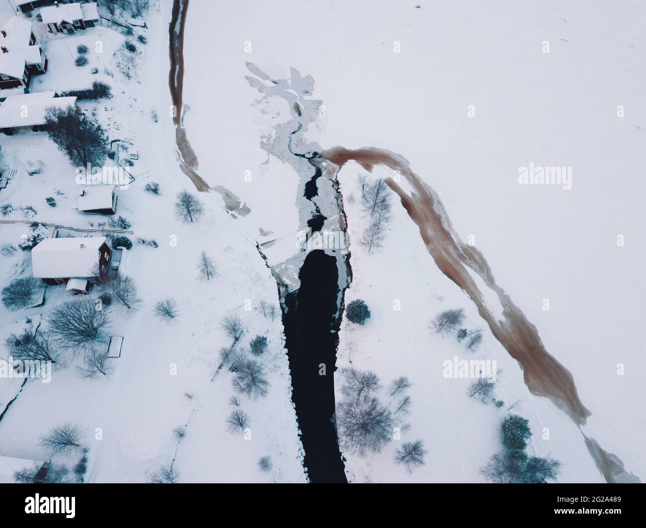 Drone vista di case della città e ponti vicino alta collina sulla costa del mare in inverno a Arctic Island Foto Stock