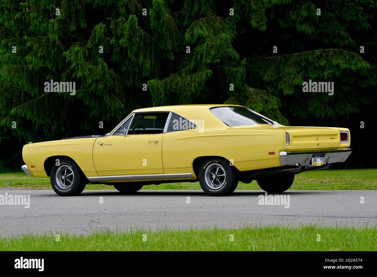 Vista posteriore di tre quarti di SunFire Yellow 1969 Plymouth Road Runner Sport Coupé Foto Stock