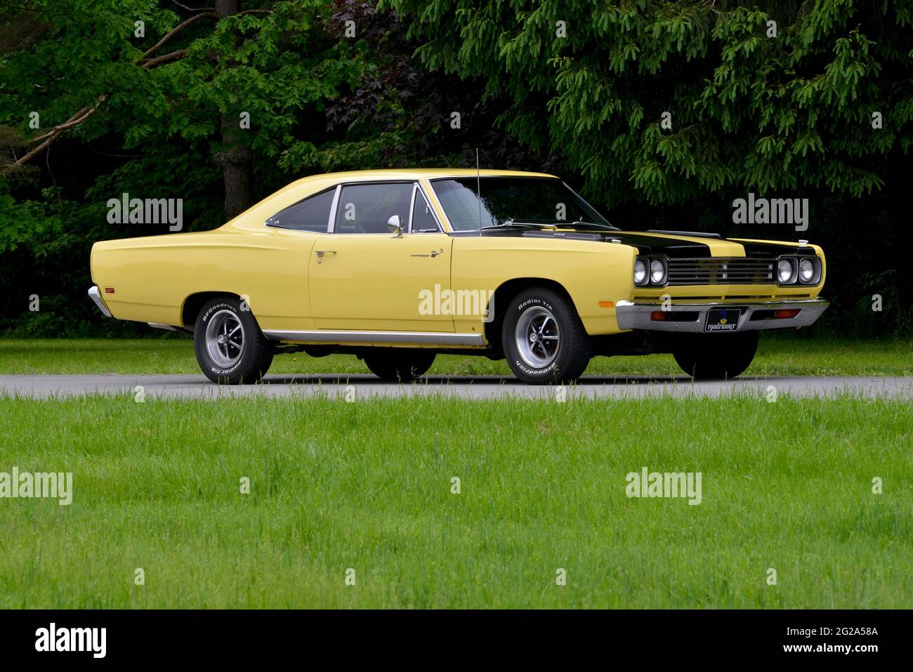 SunFire Yellow 1969 Plymouth Road Runner Sport Coupé, vista frontale di tre quarti Foto Stock