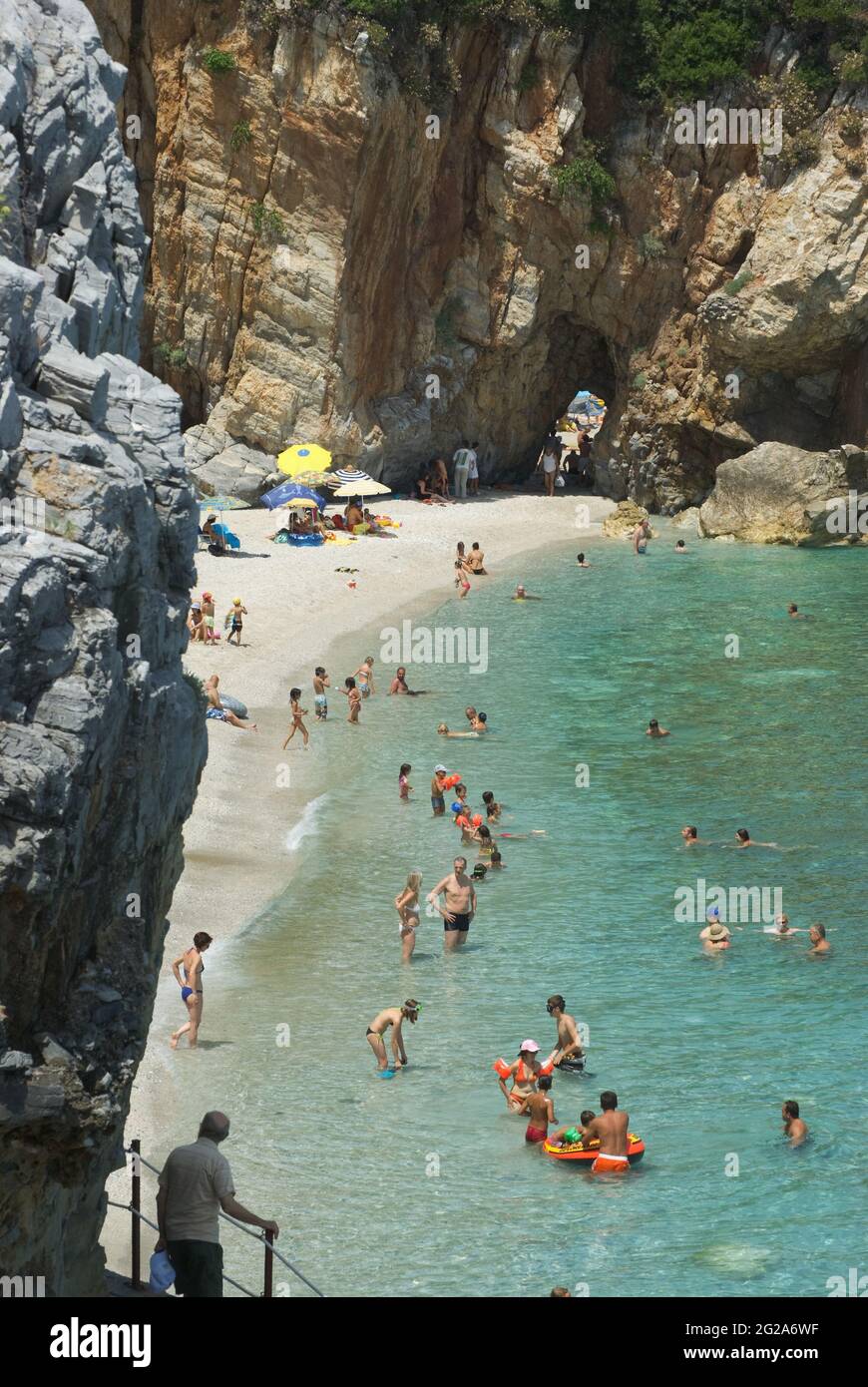 Pelion, Grecia - 24 luglio 2009: Vista aerea dei bagnanti sulla spiaggia di Mylopotamos che con il suo arco naturale di roccia è uno dei più belli di Foto Stock