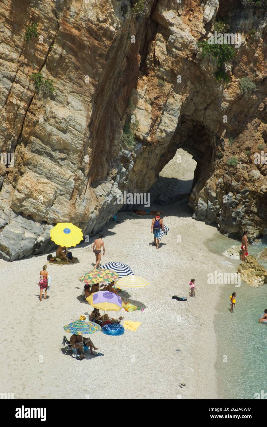 Pelion, Grecia - 24 luglio 2009: Vista aerea dei bagnanti sulla spiaggia di Mylopotamos che con il suo arco naturale di roccia è uno dei più belli di Foto Stock