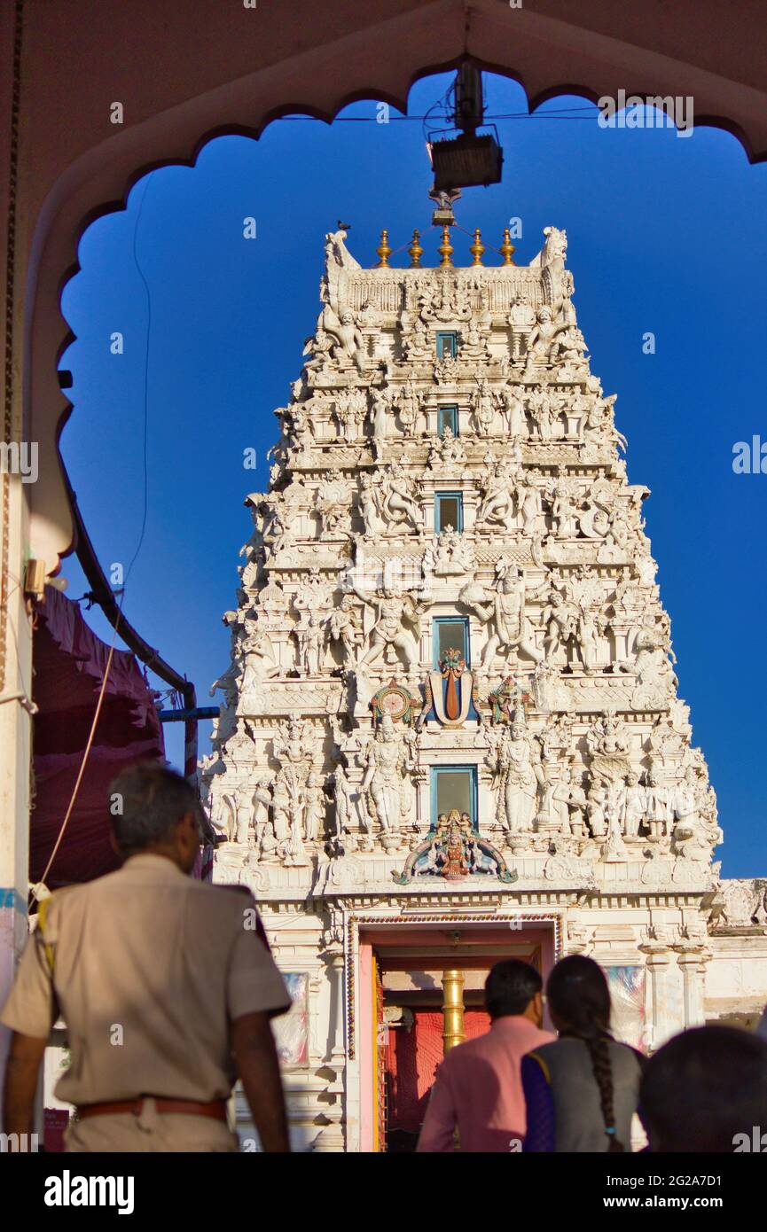 Rangnath è un tempio indù che si trova a Pushkar, nello stato del Rajasthan. La torre ornata contro il cielo blu Foto Stock