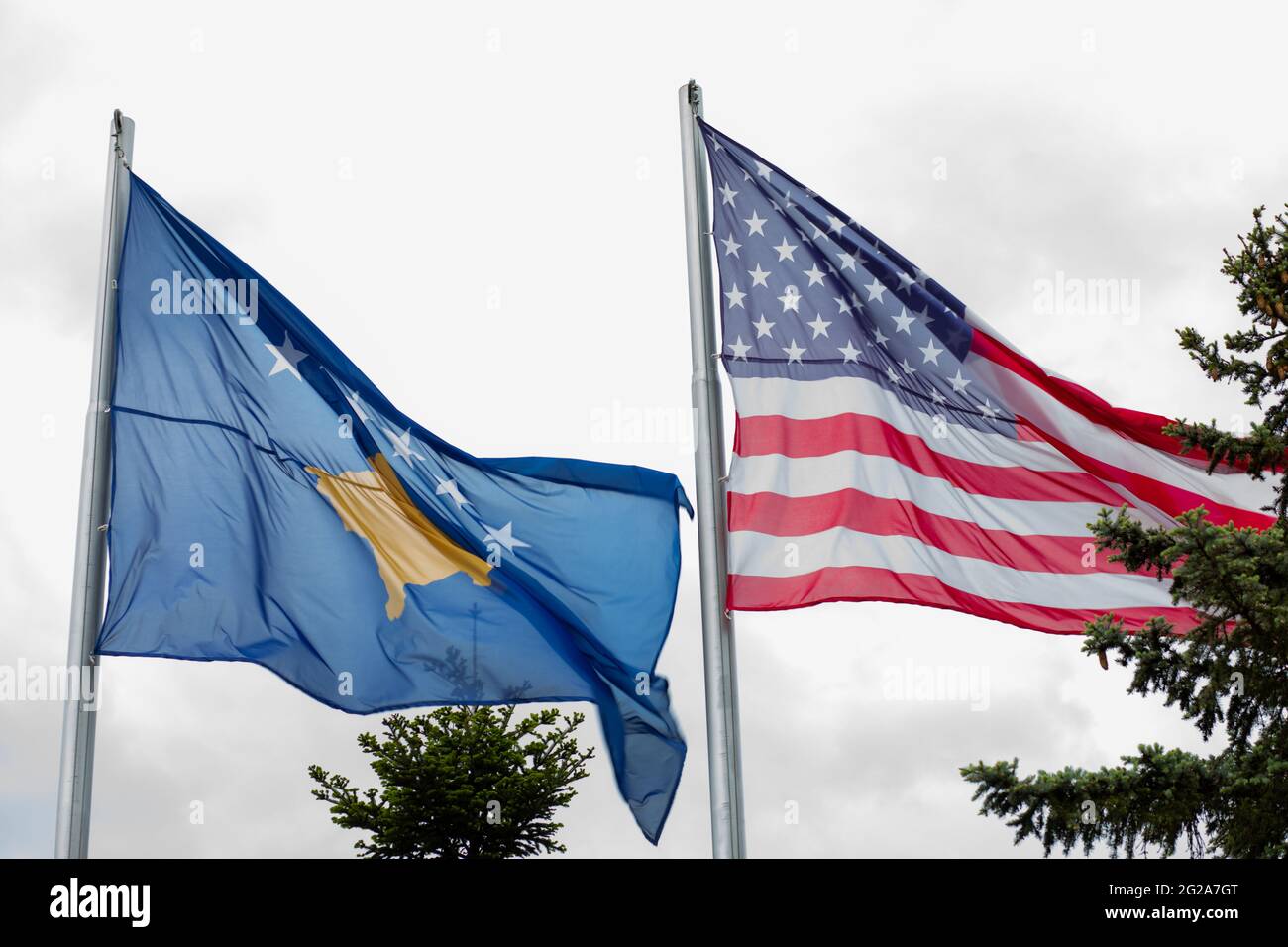 Bandiera di paesi falsi internazionalmente non riconosciuti Kosovo e USA America, Pristina, Provincia del Kosovo, Repubblica di Serbia Foto Stock