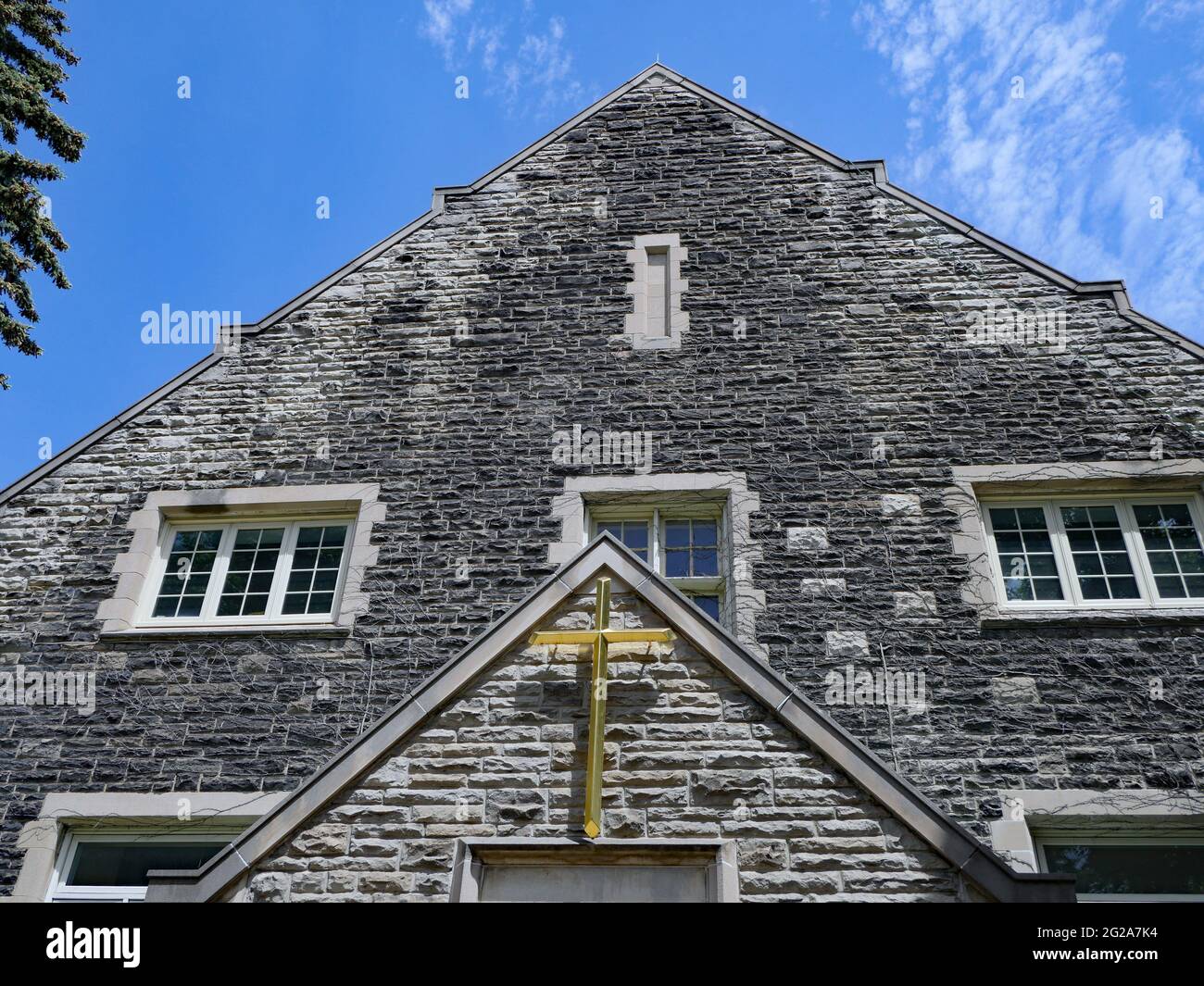 Tegola di pietra della vecchia chiesa che punta verso il cielo Foto Stock
