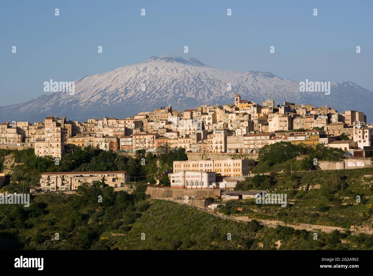 Vista sulla cittadina montana di Centuripe in Sicilia, sullo sfondo il vulcano innevato Etna, Italia Foto Stock