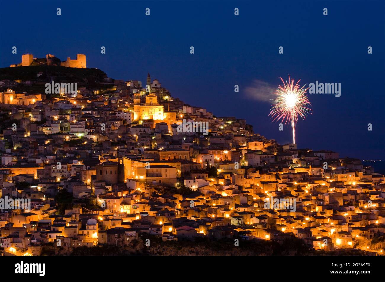 Visualizza la città rurale di notte con i fuochi d'artificio in Sicilia, Sud Italia Foto Stock