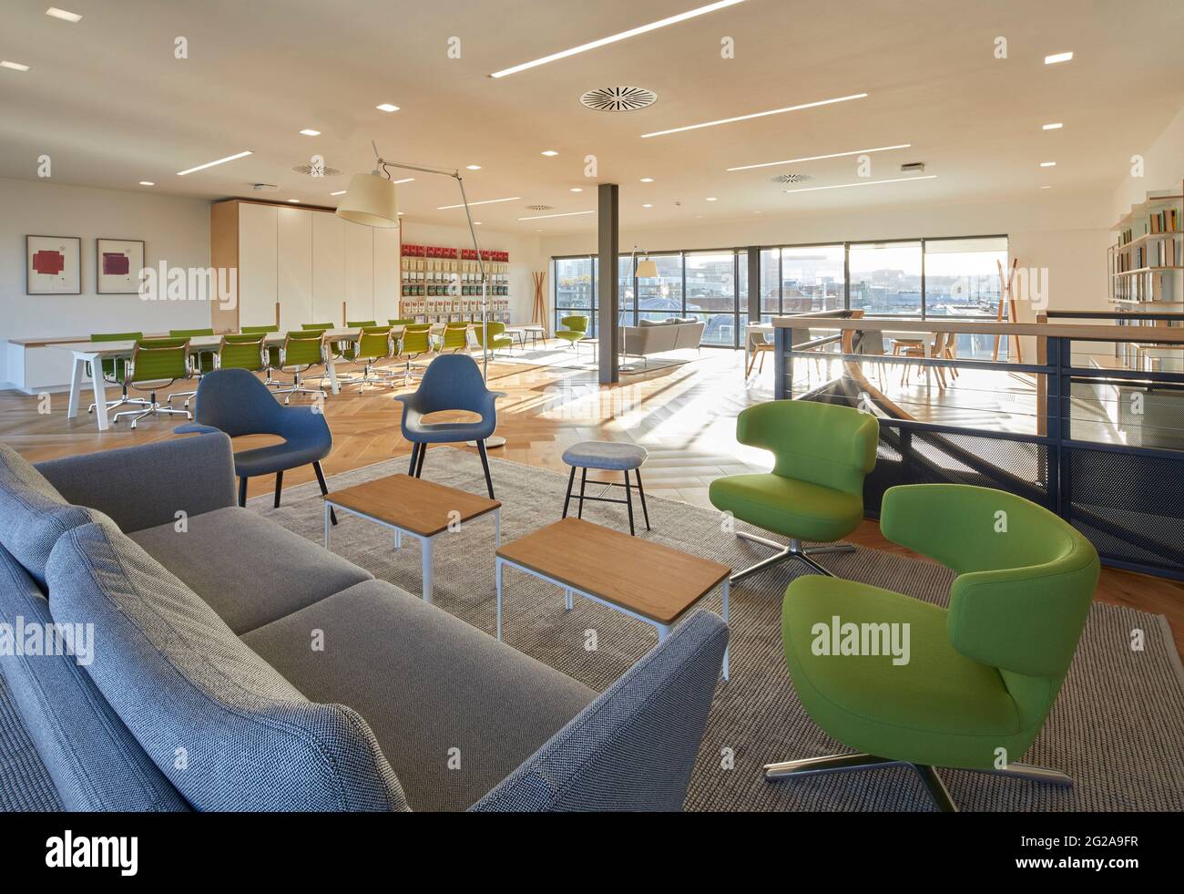 Ufficio open space all'ultimo piano. Uffici Pan Macmillan, Londra, Regno Unito. Architetto: Neat Studio, 2019. Foto Stock