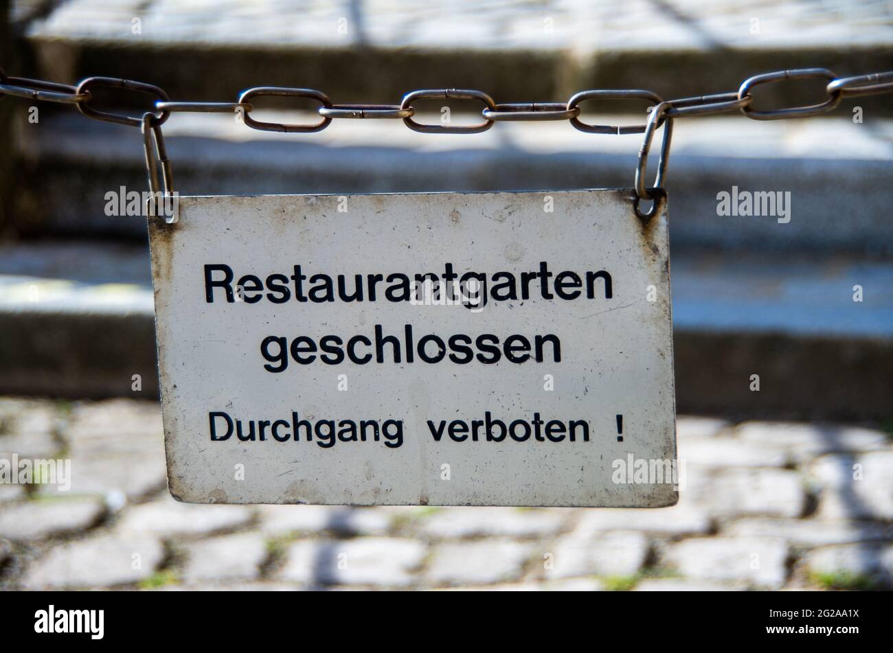 Segno con l'iscrizione Restaurantgarten chiuso - passaggio vietato in tedesco Foto Stock