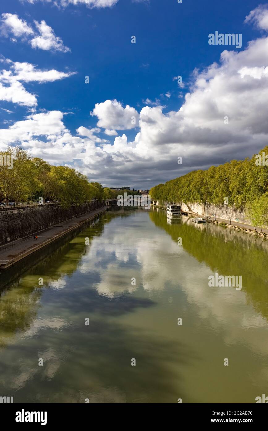 Fiume Tevere a Roma dal ponte di Sisto con casa galleggiante e ponte Mazzini sullo sfondo Foto Stock