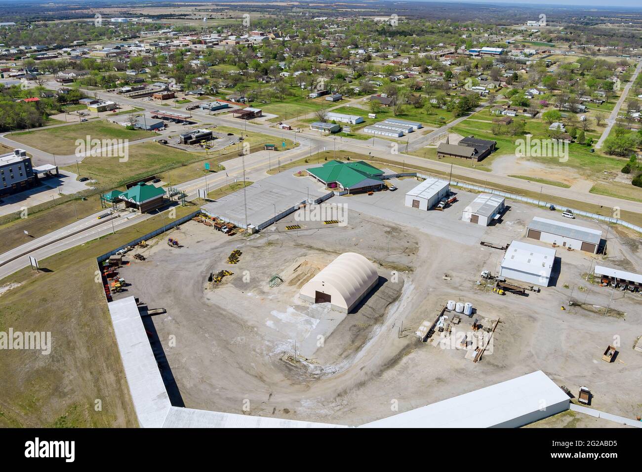 Vista aerea industria di trasporto vicino quartiere residenziale a sviluppo suburbano con uno Stroud Oklahoma US Foto Stock