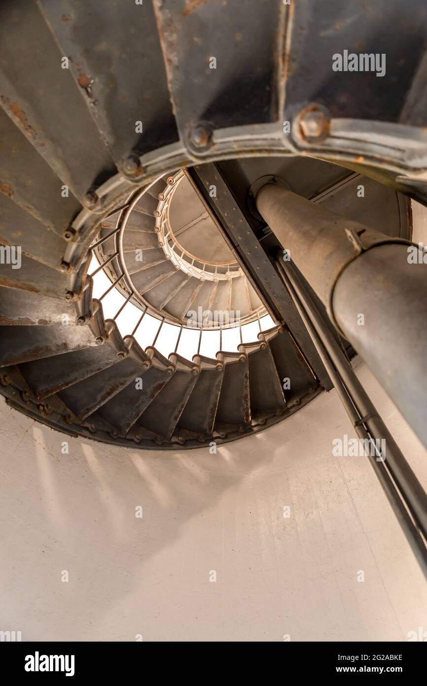 Rusty Spiral II - le vecchie scale di ferro conducono alla luce di Point Arena. Point Arena, California, Stati Uniti Foto Stock