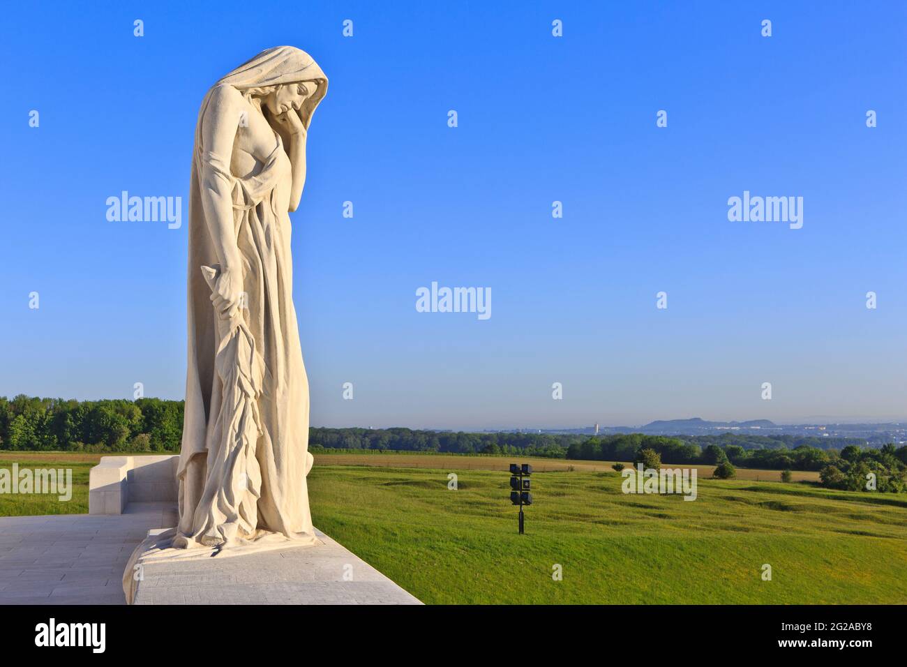 Canada Bereft - Madre Canada (statua di una madre in lutto) al Monumento nazionale canadese della prima guerra mondiale a Givenchy-en-Gohelle (Pas-de-Calais), Francia Foto Stock