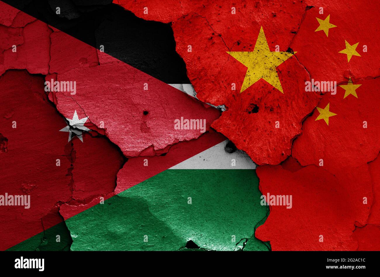 Bandiere di Giordania e Cina dipinte su pareti incrinate Foto Stock