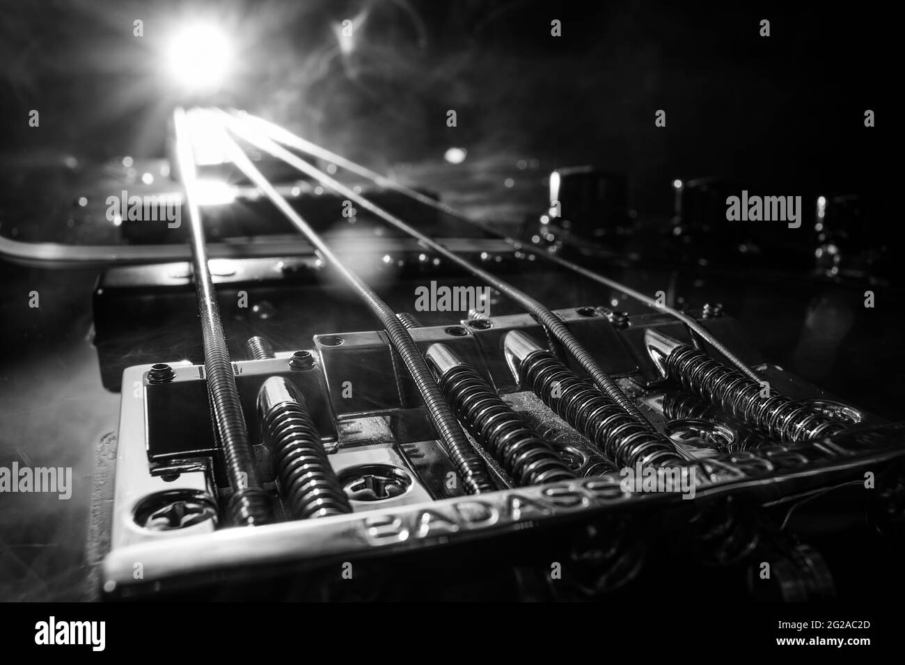 Chitarra elettrica basso ripresa da un'angolazione spettacolare con illuminazione rock and roll Foto Stock