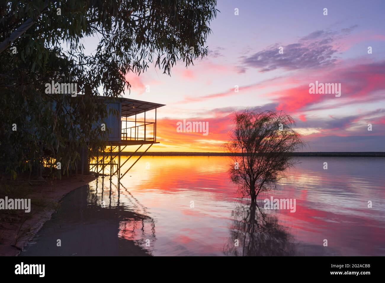 Spettacolare tramonto sul lago Dunn, una popolare destinazione turistica, vicino a Aramac, Queensland centrale, Queensland, QLD, Australia Foto Stock