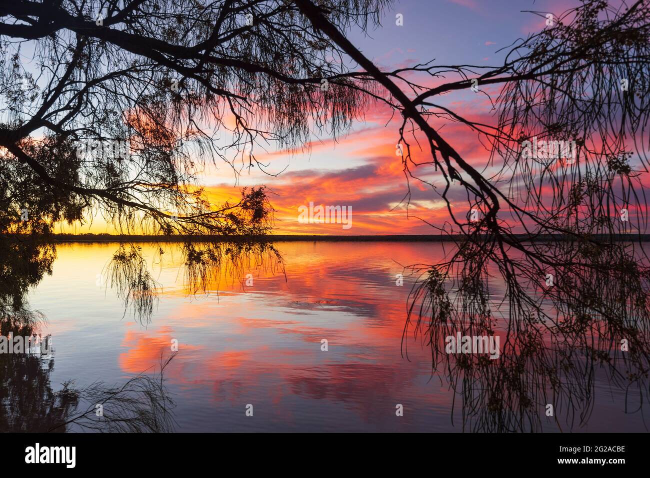 Cielo rosso al tramonto sul lago Dunn, una popolare destinazione turistica, vicino a Aramac, Queensland centrale, Queensland, QLD, Australia Foto Stock