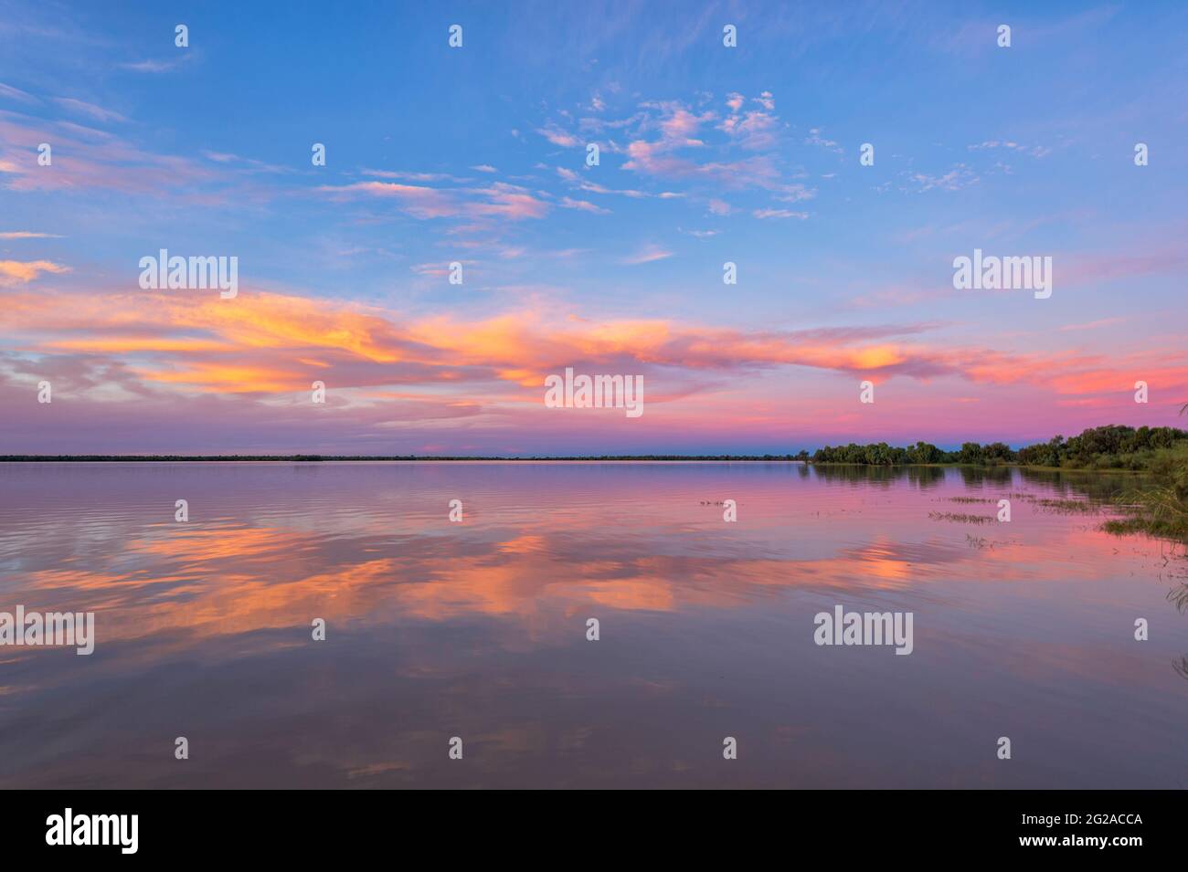 Cielo rosa al tramonto sul lago Dunn, una popolare destinazione turistica, vicino a Aramac, Queensland centrale, Queensland, QLD, Australia Foto Stock