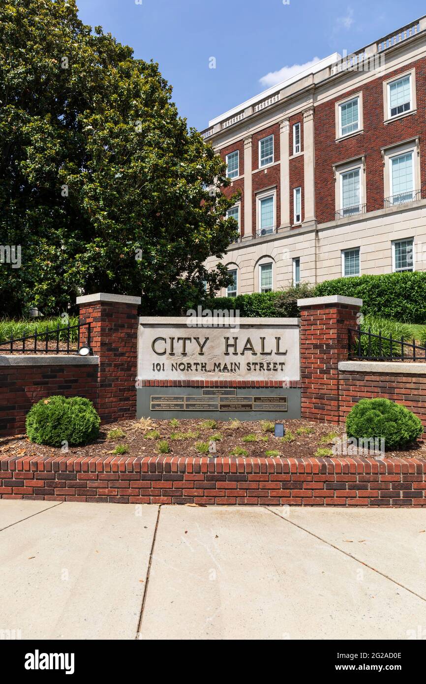 WINSTON-SALEM, North Carolina, USA-1 GIUGNO 2021: Cartello City Hall Street e vista ad angolo del fronte dell'edificio. Immagine verticale. Foto Stock