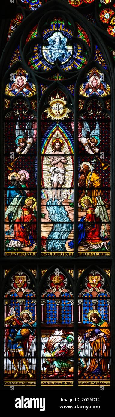 Vetrate raffiguranti il battesimo di Gesù Cristo da parte di Giovanni Battista. Votivkirche – Chiesa votiva, Vienna, Austria. 2020-07-29 Foto Stock