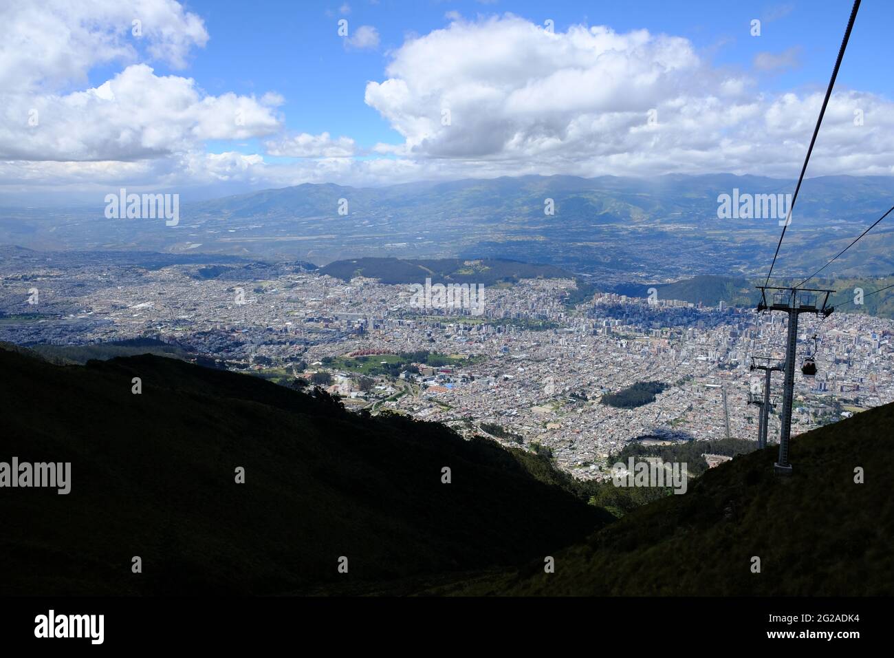 Ecuador Quito - TeleferiQo al vulcano Pichincha funivia e Quito in background Foto Stock