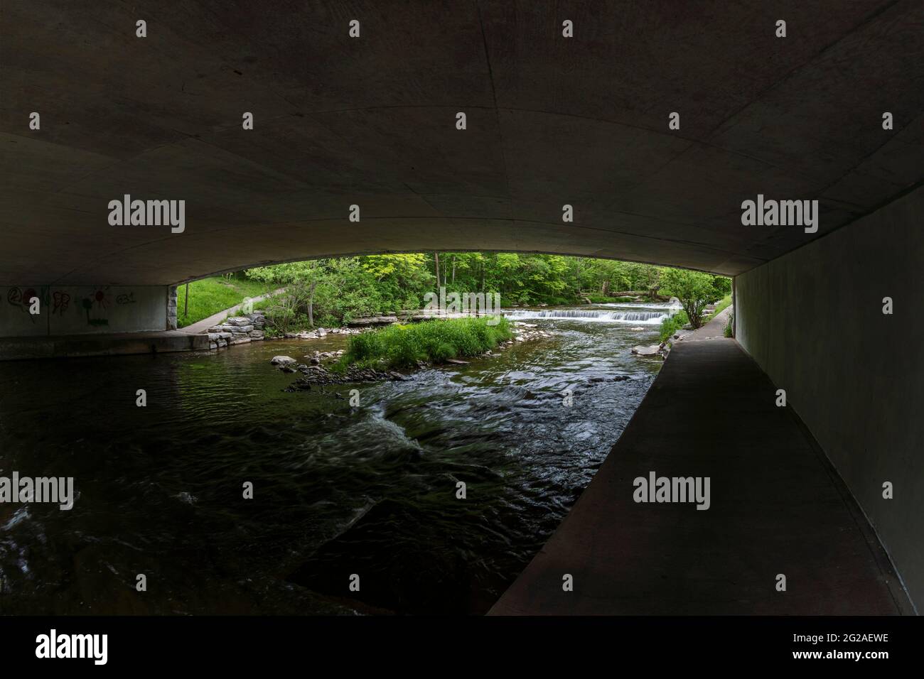 Vista ultra ampia del flusso d'acqua delle Cascate di Chittenango incorniciato all'interno del ponte di incrocio dell'autostrada Foto Stock