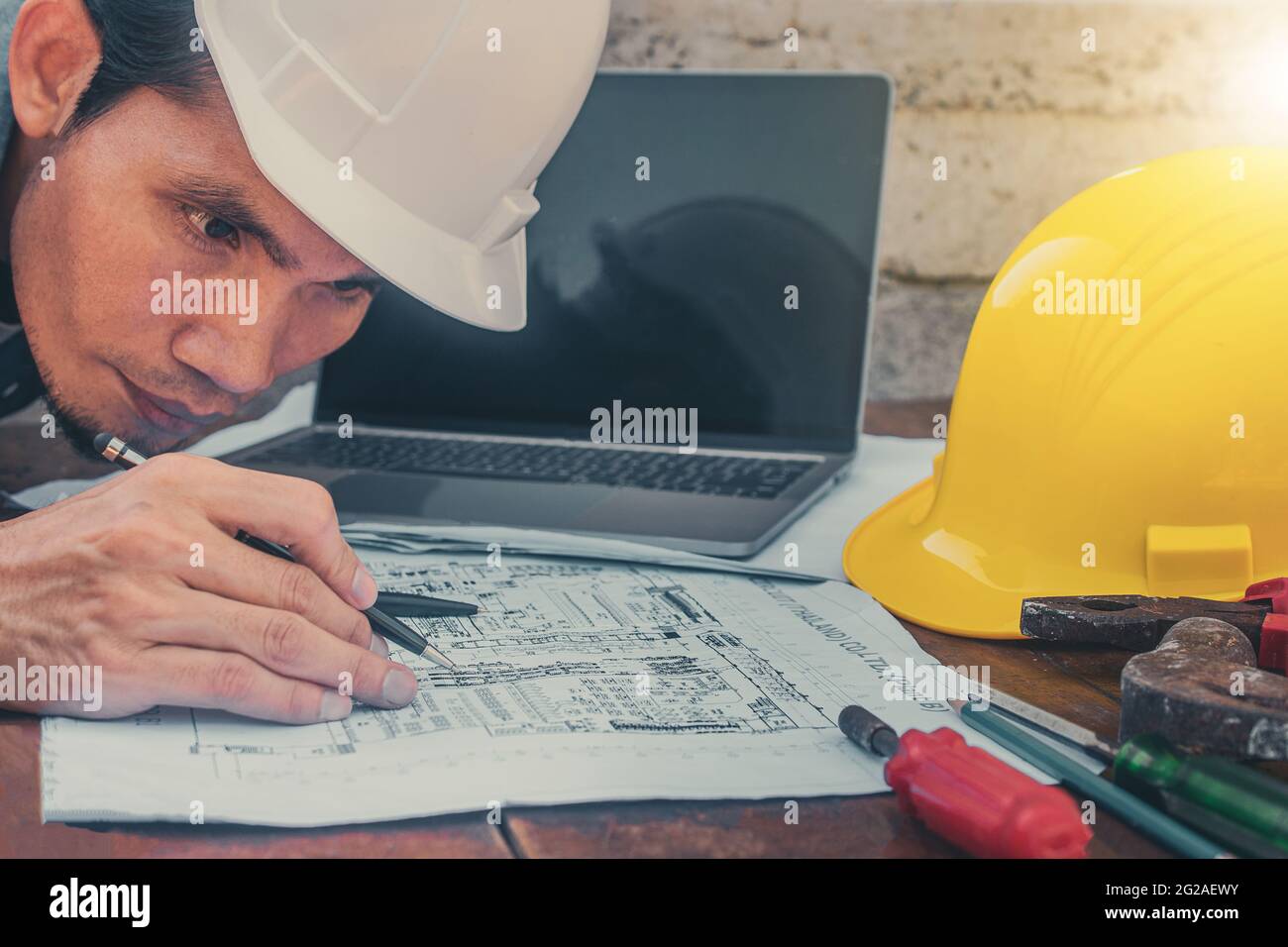 Primo piano controllo manuale su carta BluePrint disegno disegno disegno immobiliare costruzione costruzione progetto Foto Stock