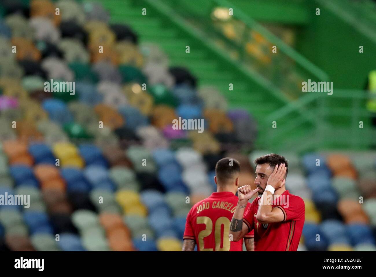 Lisbona, Portogallo. 9 Giugno 2021. Bruno Fernandes (R) del Portogallo festeggia dopo aver segnato durante una partita di calcio amichevole tra Portogallo e Israele a Lisbona, Portogallo, 9 giugno 2021. Credit: Pedro Feuza/Xinhua/Alamy Live News Foto Stock