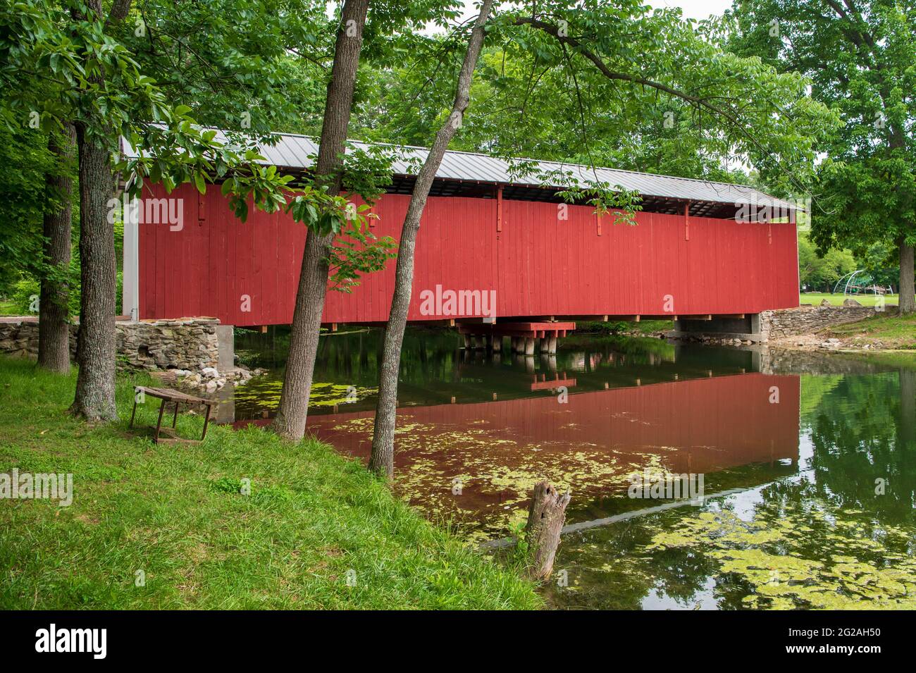 Irishman Covered Bridge, conosciuto anche come Honey Creek Bridge, nel Fowler Park era originariamente situato sopra Honey Creek su Ferree Road a nord-ovest di Riley, V. Foto Stock