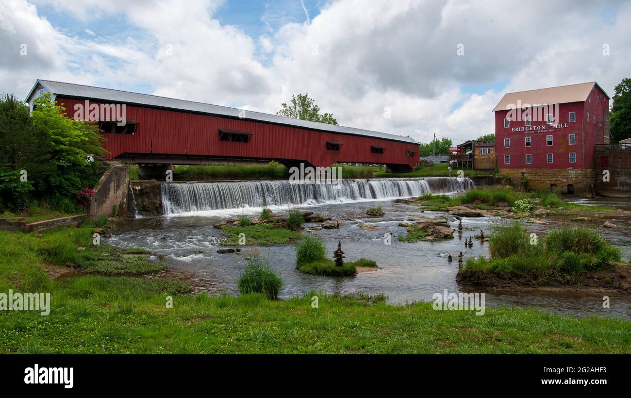 Bridgeton Covered Bridge Over Big Raccoon Creek a Bridgeton, Parke County, Indiana, è un'arcata Burr a 2 campate costruita da J.J. Daniels nel 1868 Foto Stock