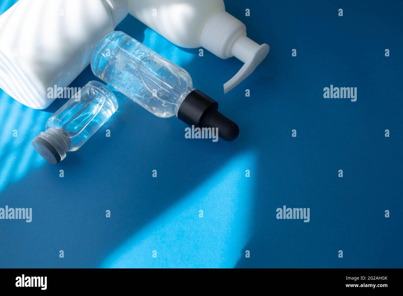 Prodotto per la cura della pelle. Bellezza e gioventù di una donna. Shampoo giovanile. Foto Stock