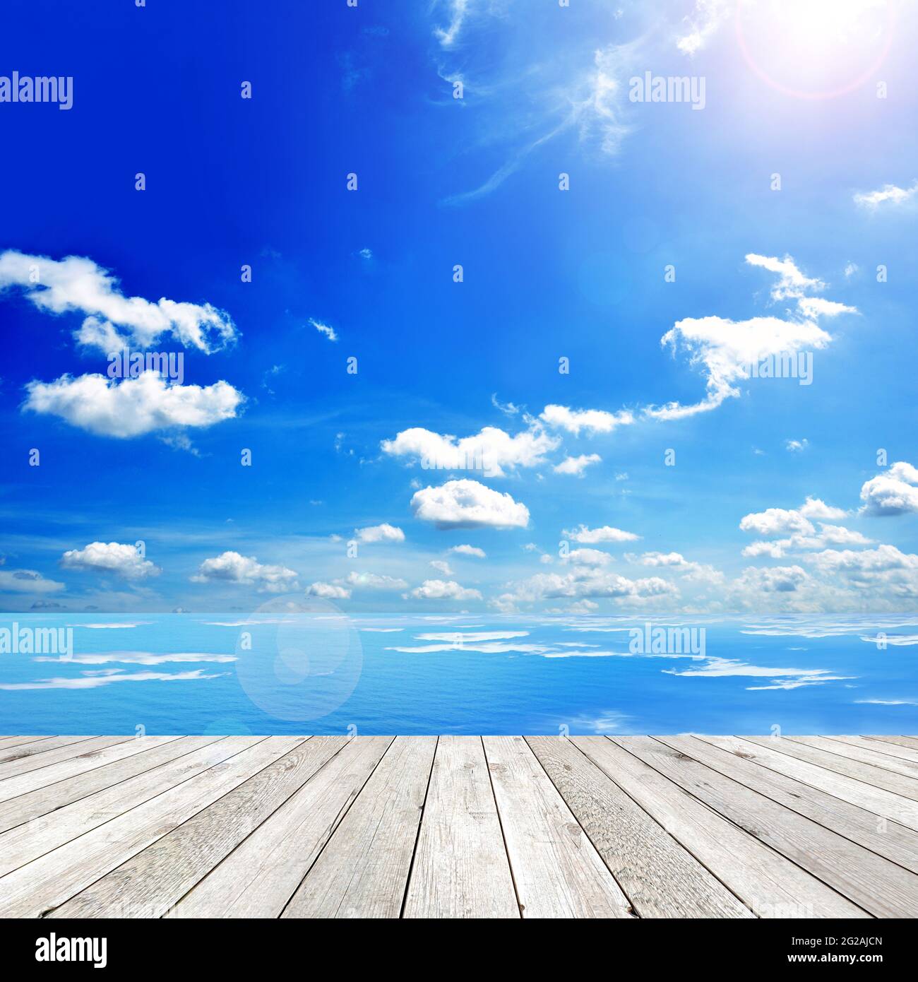 Il molo di legno con il blu del mare e del cielo lo sfondo Foto Stock