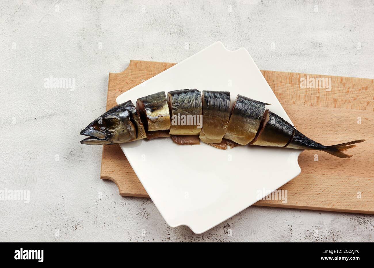 Fette di sgombro di pesce affumicato su una piastra rettangolare bianca su  sfondo grigio chiaro. Vista dall'alto, disposizione piatta Foto stock -  Alamy