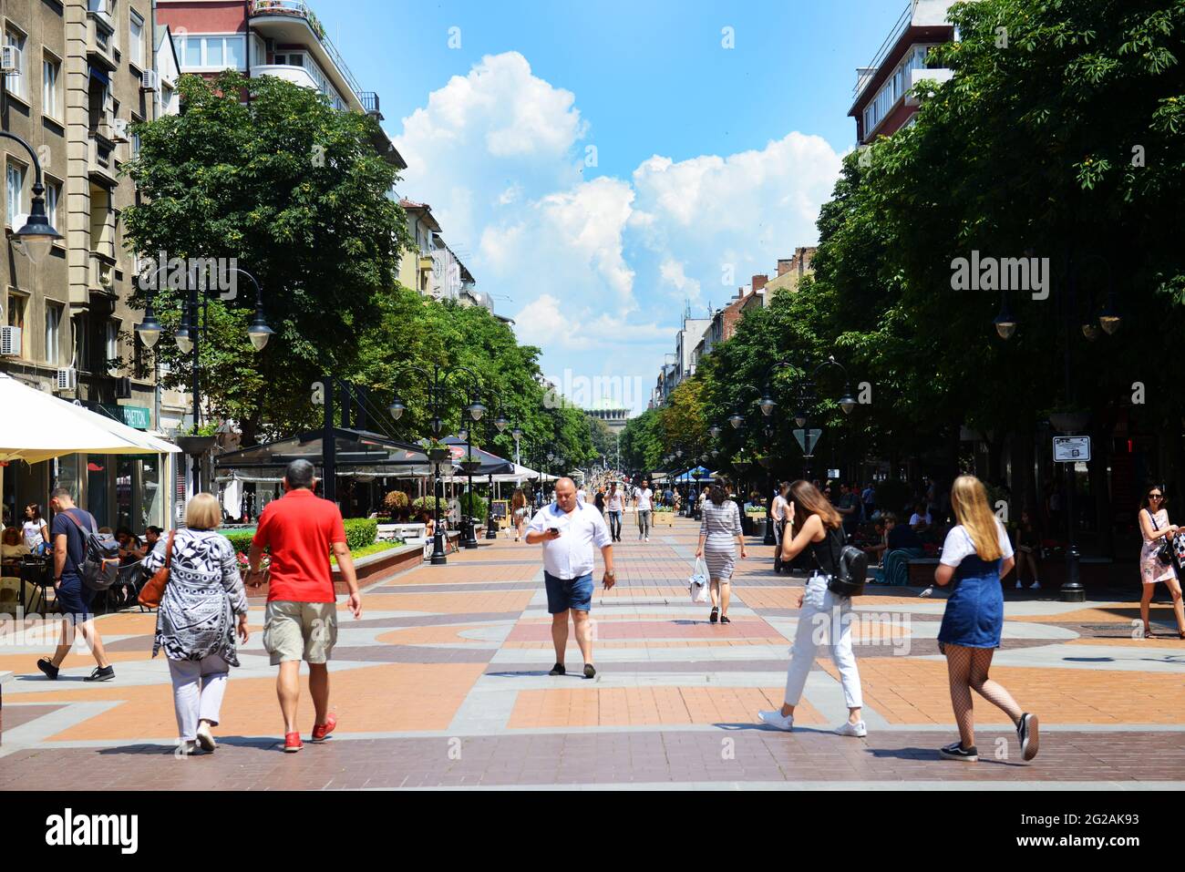 Vitosha Boulevard è una vivace strada pedonale con molti ristoranti, caffè e negozi. Sofia, Bulgaria. Foto Stock