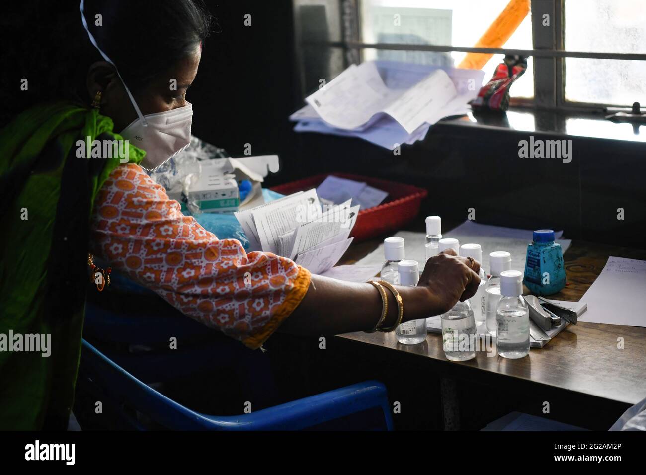 Bengaluru, India. 12 maggio 2021. Una donna che si occupa di volontariato con una ONG "Arafani Art Project" si prepara a distribuire gli oggetti essenziali nei crematori di Bengaluru. Credit: SOPA Images Limited/Alamy Live News Foto Stock