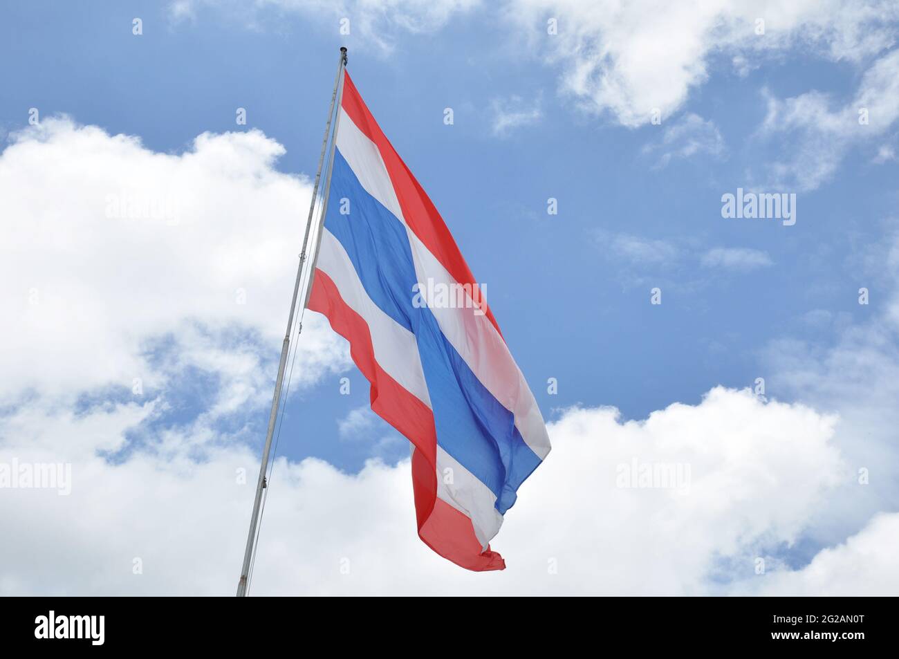 Thailandia Bandiera in cielo blu sfondo Foto Stock