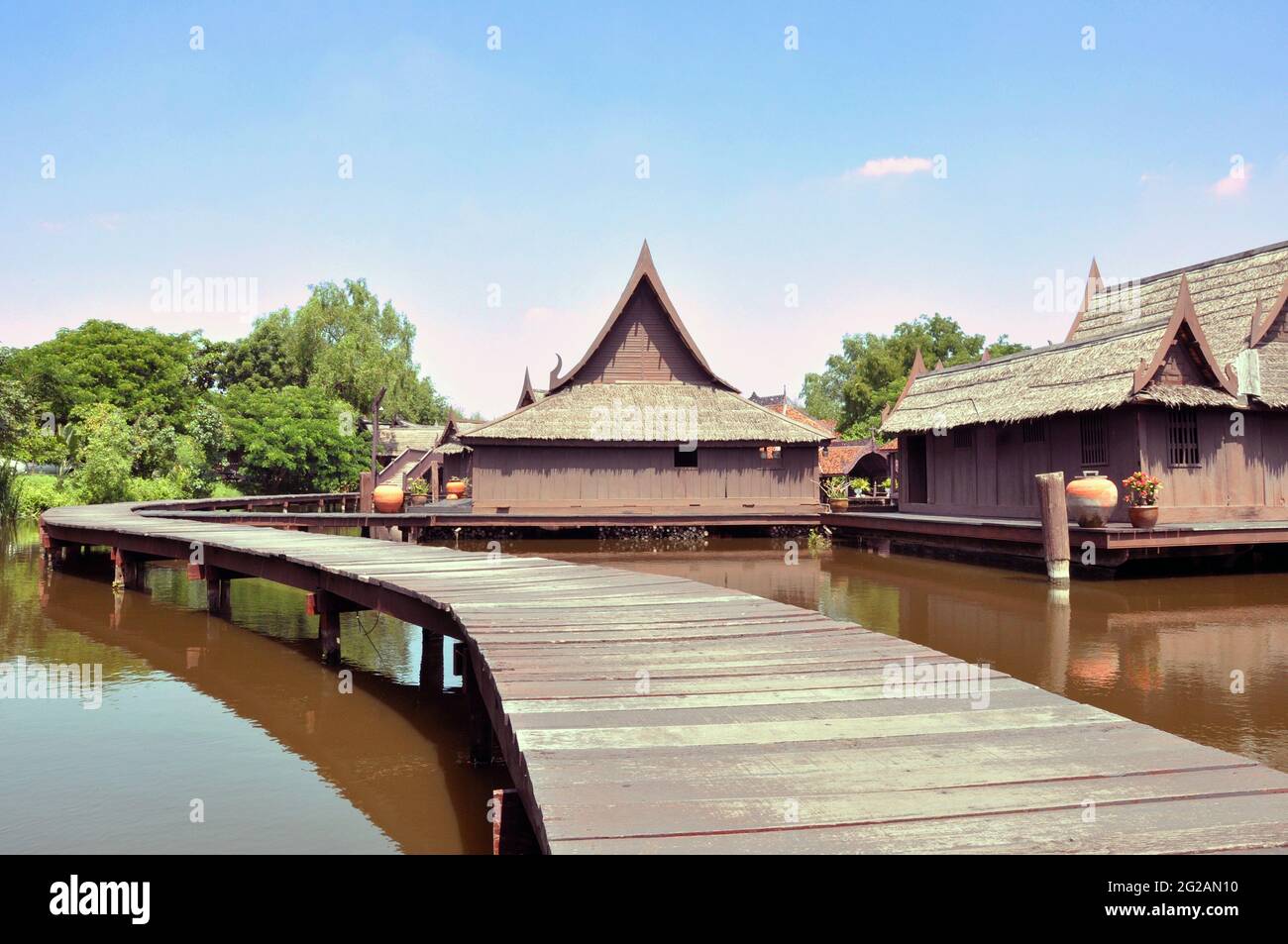 Antiche case di legno in stile thailandese sopra lo stagno - villaggio galleggiante Foto Stock