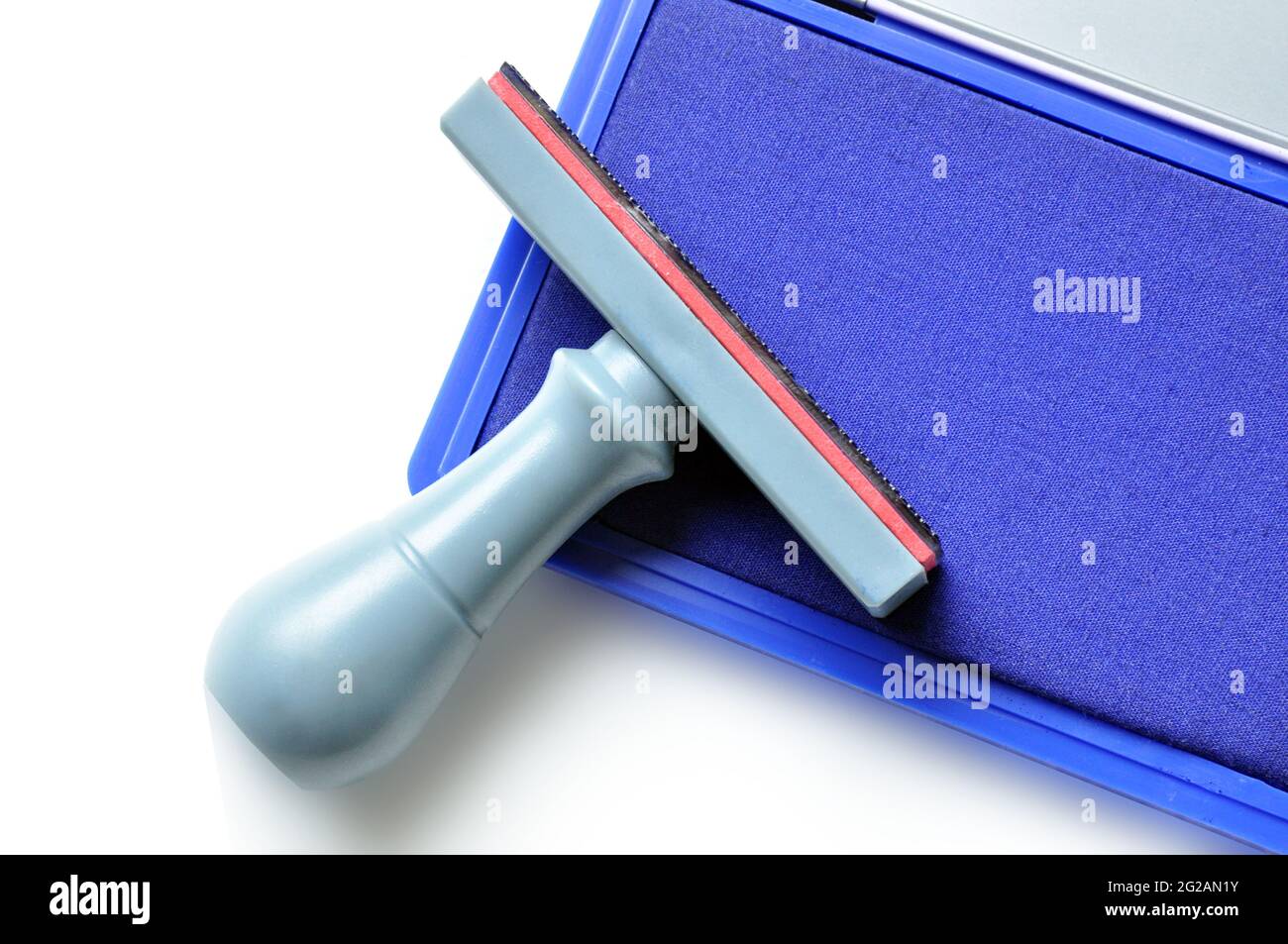 Stampigliatura in gomma sul tampone di inchiostro blu Foto Stock