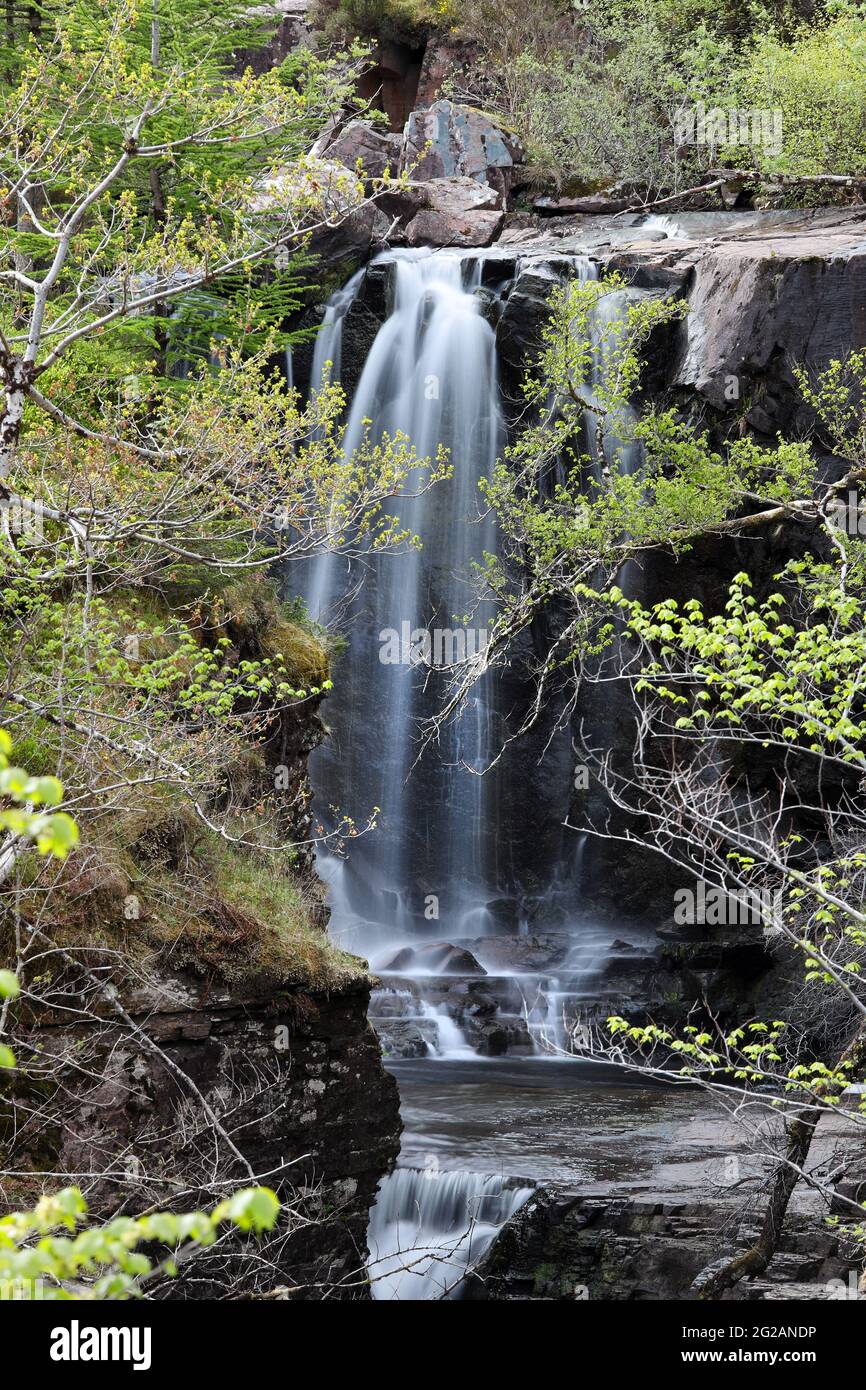 Il torrente Abhainn Garbhaig che si estende sulle Cascate Victoria nella foresta di Slattadale, Loch Maree, Wester Ross, Highlands, Scozia, REGNO UNITO Foto Stock