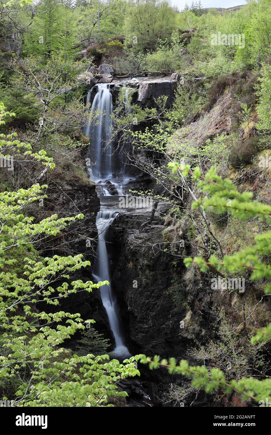 Il torrente Abhainn Garbhaig che si estende sulle Cascate Victoria nella foresta di Slattadale, Loch Maree, Wester Ross, Highlands, Scozia, REGNO UNITO Foto Stock