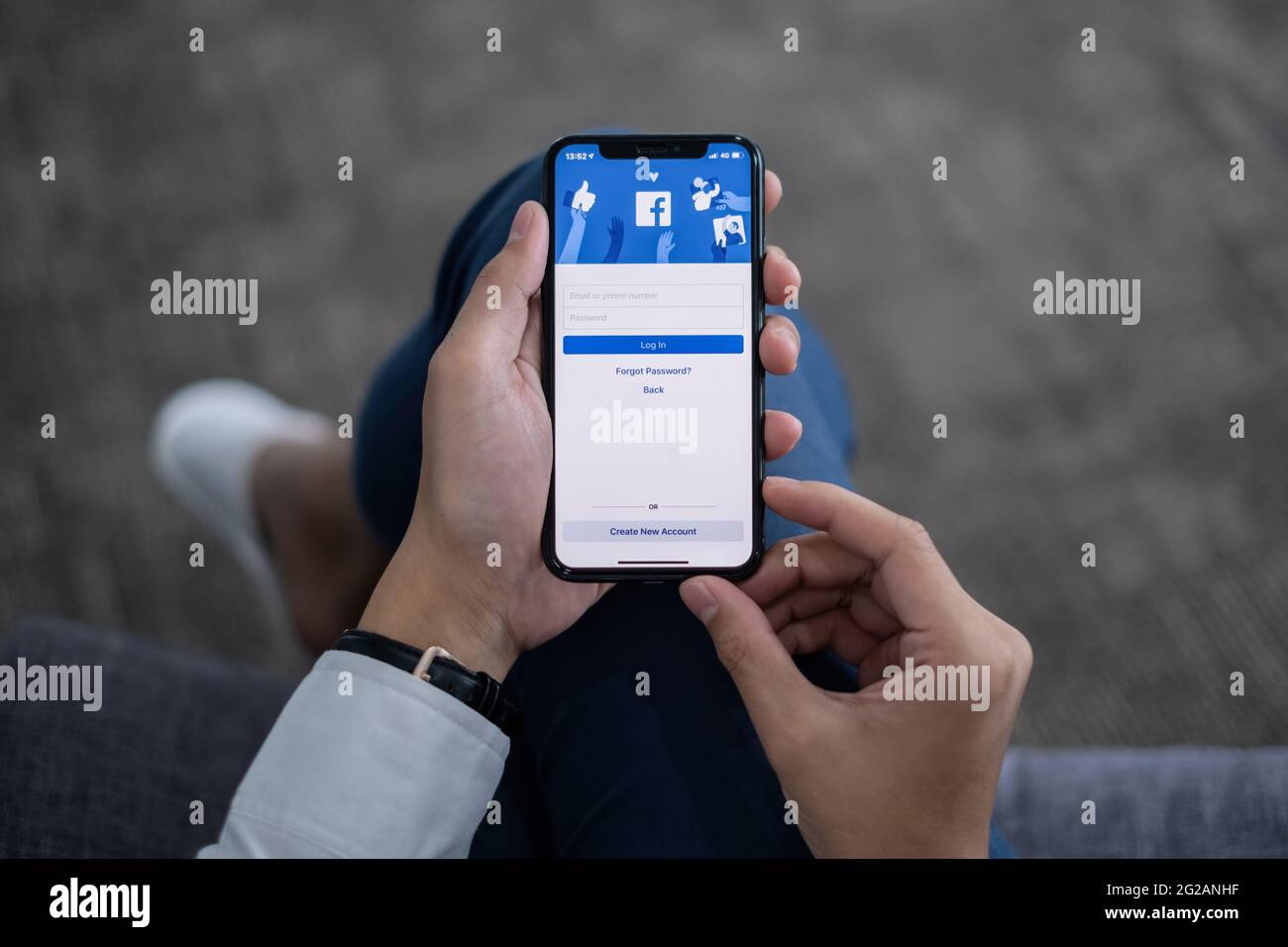 Chiang mai Thailandia. 10 giugno 2021. Un uomo tiene l'iphone con l'applicazione facebook sullo schermo. facebook è un'applicazione per la condivisione di foto per smartphone. Foto Stock