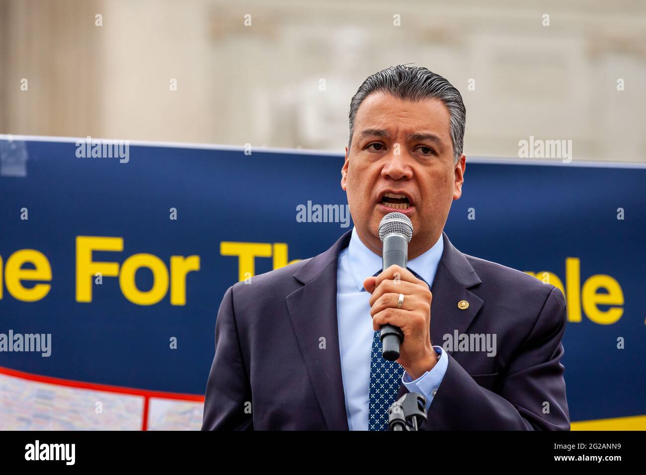 Washington, DC, USA, 9 giugno 2021. Nella foto: Il senatore Alex Padilla della California parla ad un rally per passare il for the People Act alla Corte Suprema. Credit: Alison Bailey / Alamy Live News Foto Stock