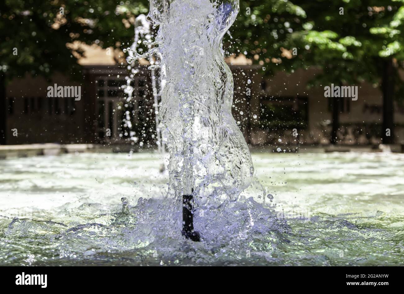 Fontana d'acqua a pressione con getto e gocce, natura Foto Stock