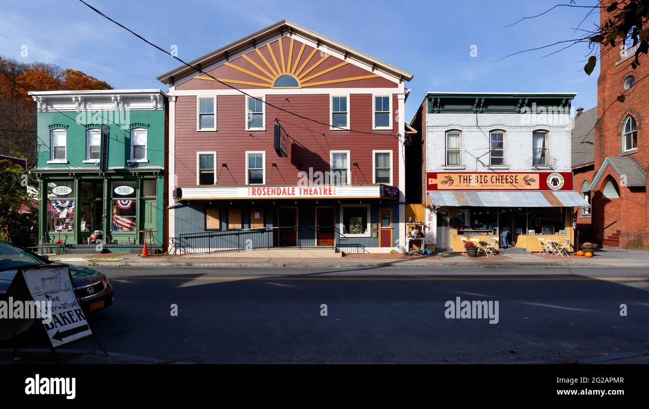 Storefronts lungo Main Street nel Rosendale Village, New York. Con il Teatro Rosendale, il Big Cheese Cafe, alternative Baker, Belltower Venue Foto Stock