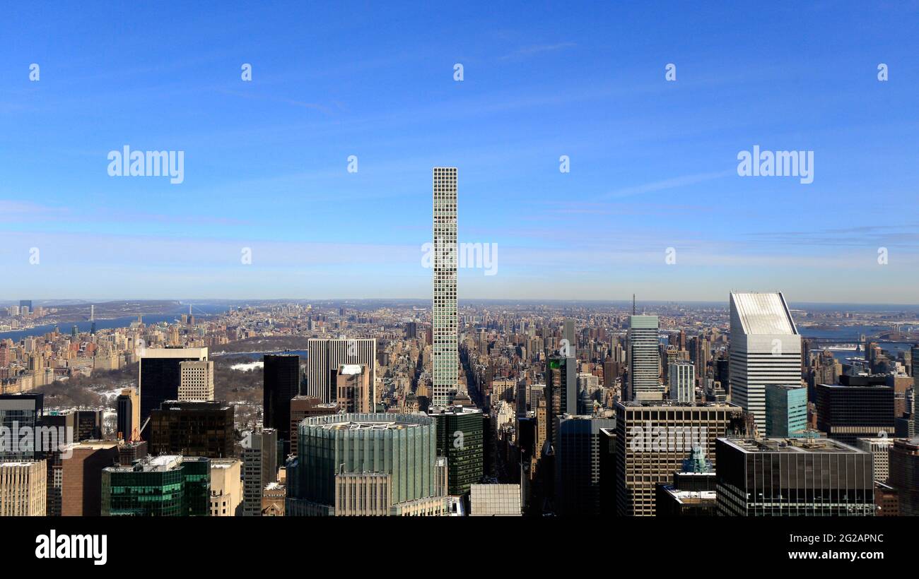 Vista aerea di 432 Park Ave, un grattacielo residenziale superalto sulla Billionaire's Row, sullo sfondo di Manhattan, New York, NY, USA. Foto Stock