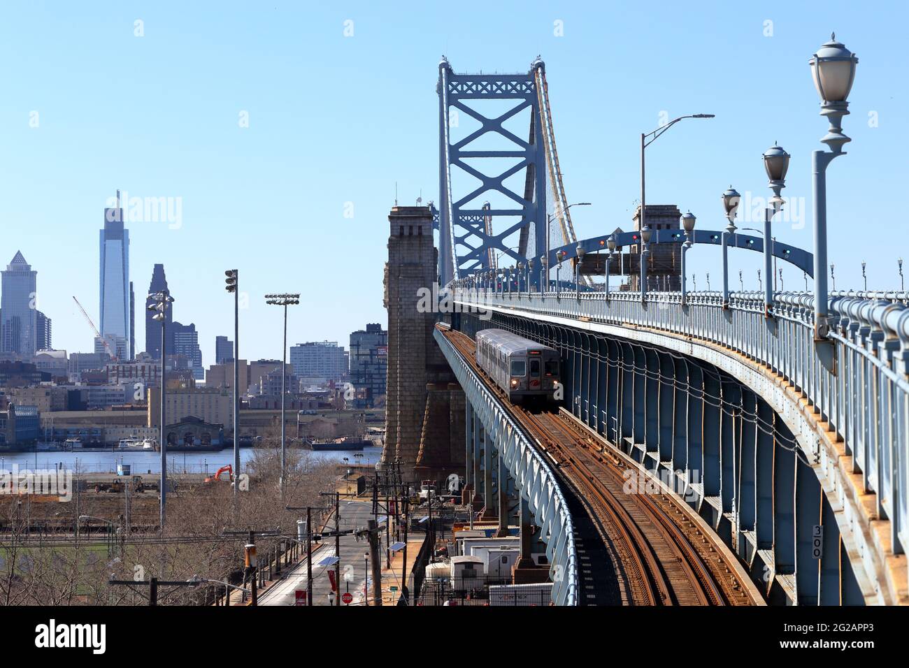 Un treno patco speedline diretto a Lindenwold sul ponte Benjamin Franklin con Filadelfia e il fiume Delaware sullo sfondo. Foto Stock