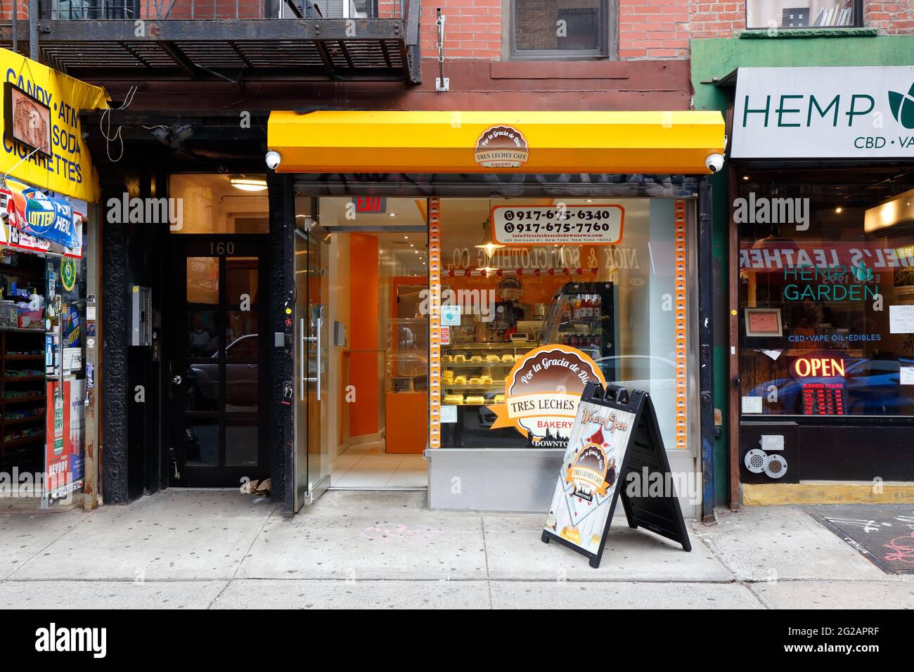 Tres Leches Cafe, 160 Orchard St, New York, foto del negozio di New York di una panetteria nel quartiere Lower East Side di Manhattan Foto Stock